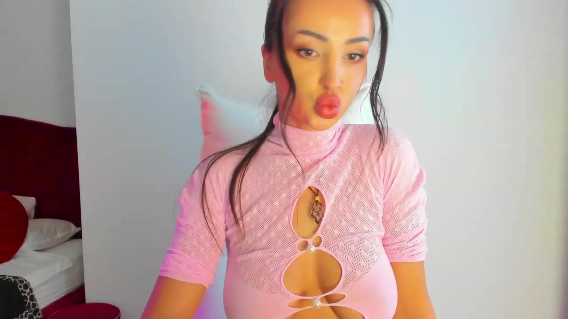 Gallery image thumbnail from AlyssiaKENT1's myfreecams stream on, 03/05/2024, 08:54 image 5 of 20