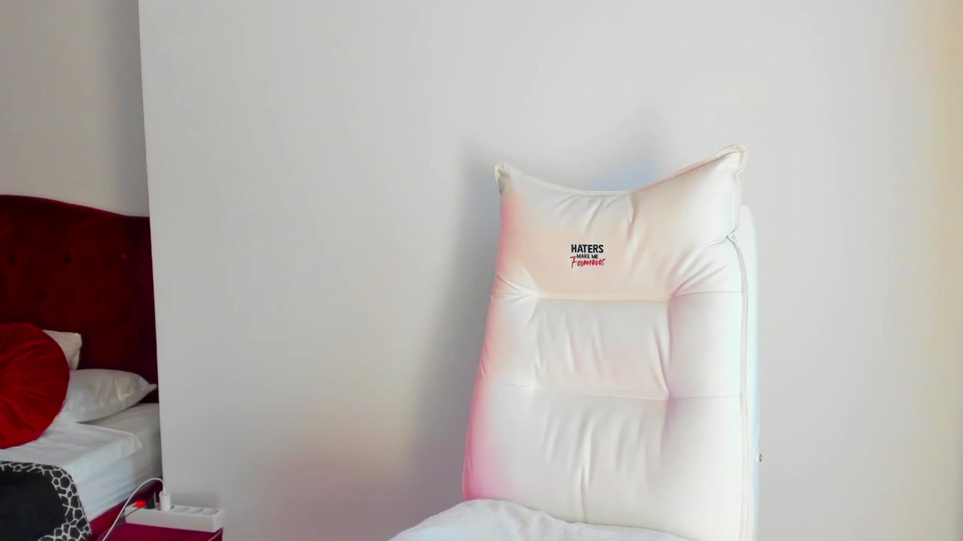 Gallery image thumbnail from AlyssiaKENT1's myfreecams stream on, 03/05/2024, 08:54 image 3 of 20