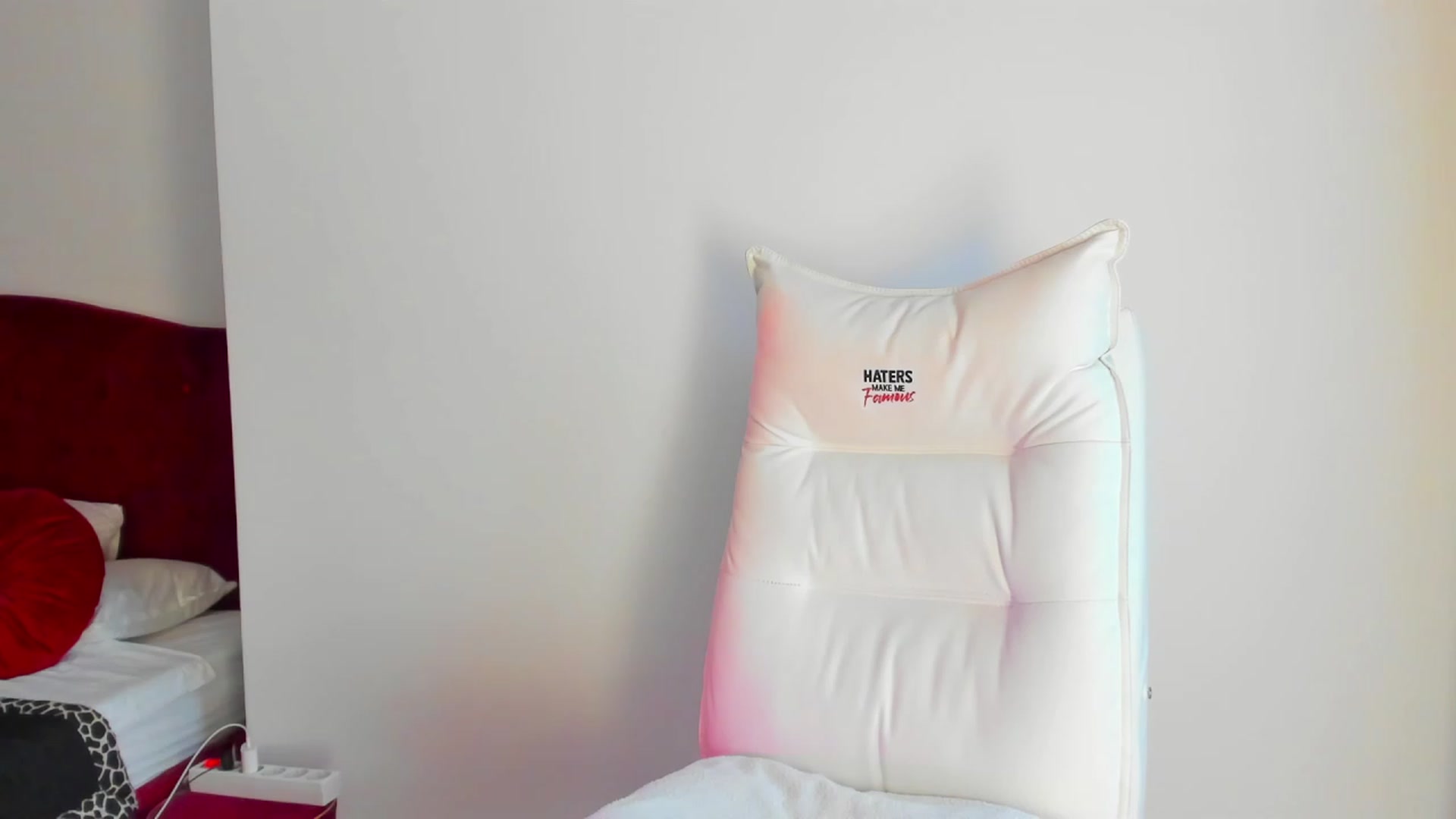 Gallery image thumbnail from AlyssiaKENT1's myfreecams stream on, 03/05/2024, 08:54 image 4 of 20