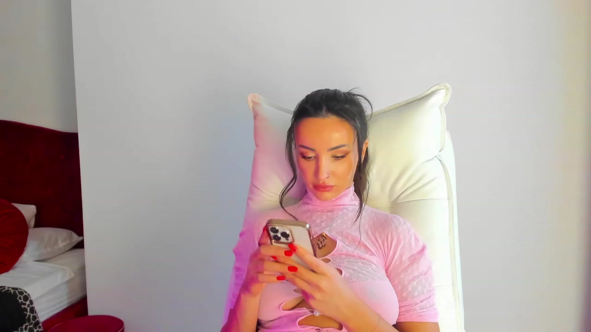 Gallery image thumbnail from AlyssiaKENT1's myfreecams stream on, 03/05/2024, 08:54 image 14 of 20
