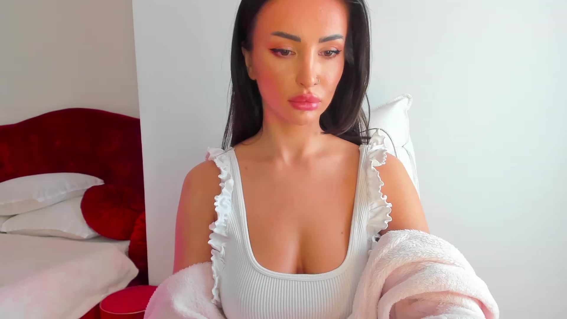 Gallery image thumbnail from AlyssiaKENT1's myfreecams stream on, 03/11/2024, 11:43 image 6 of 20