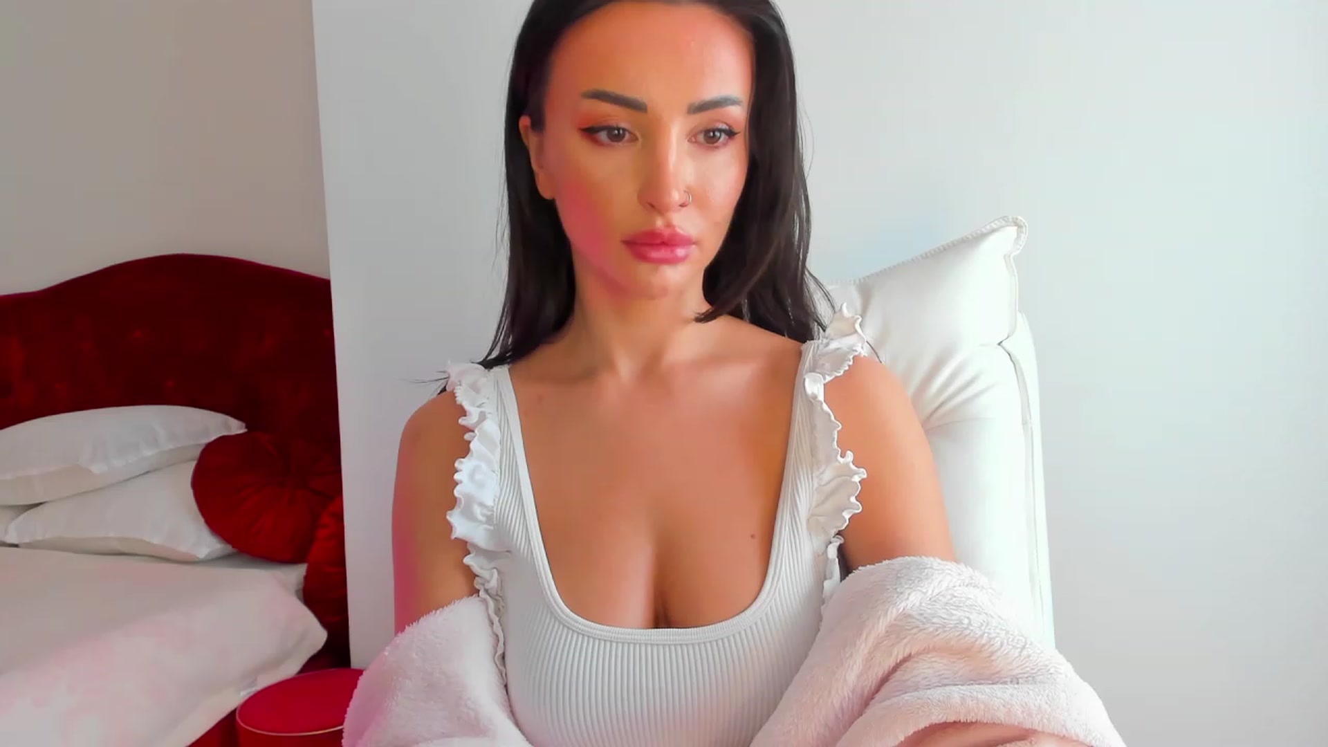 Gallery image thumbnail from AlyssiaKENT1's myfreecams stream on, 03/11/2024, 11:43 image 8 of 20