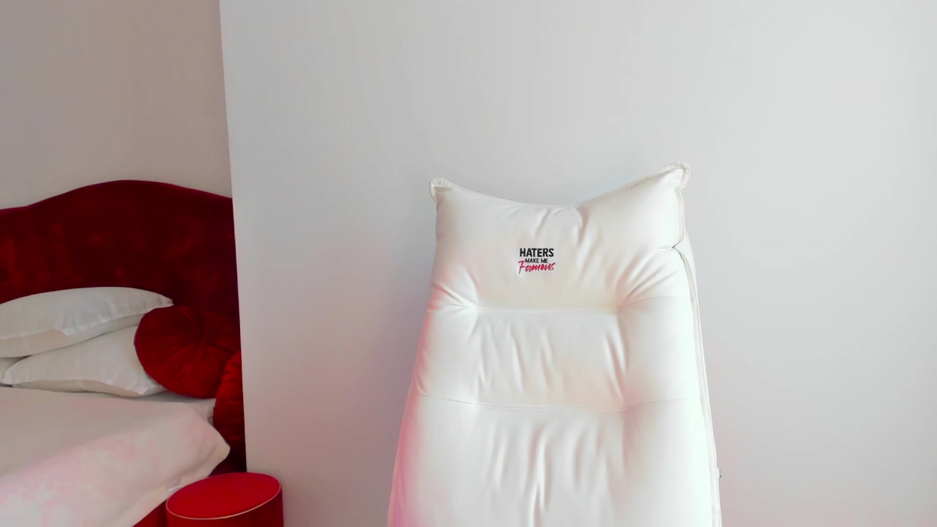 Gallery image thumbnail from AlyssiaKENT1's myfreecams stream on, 03/11/2024, 11:43 image 11 of 20
