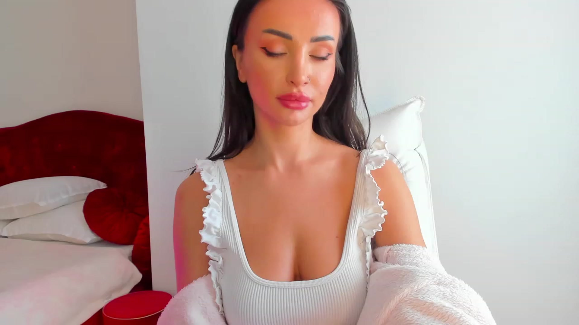 Gallery image thumbnail from AlyssiaKENT1's myfreecams stream on, 03/11/2024, 11:43 image 9 of 20