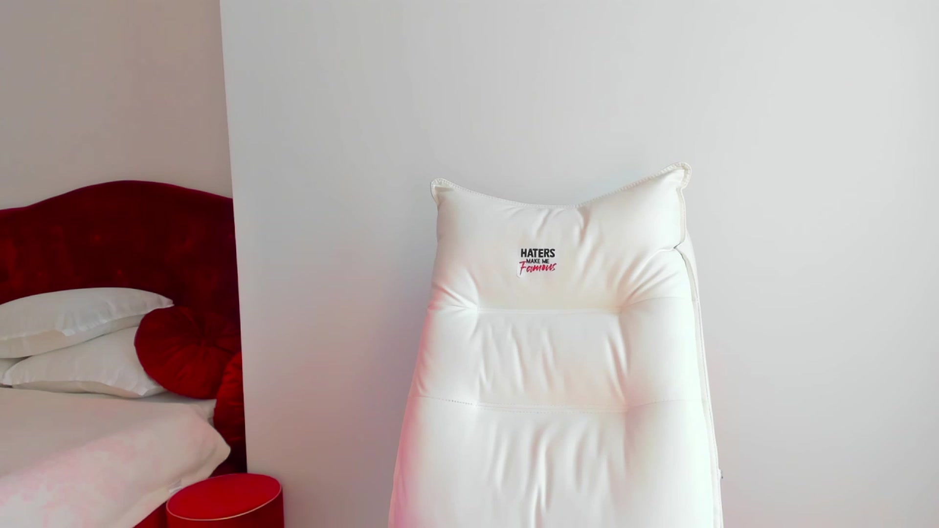 Gallery image thumbnail from AlyssiaKENT1's myfreecams stream on, 03/11/2024, 11:43 image 10 of 20