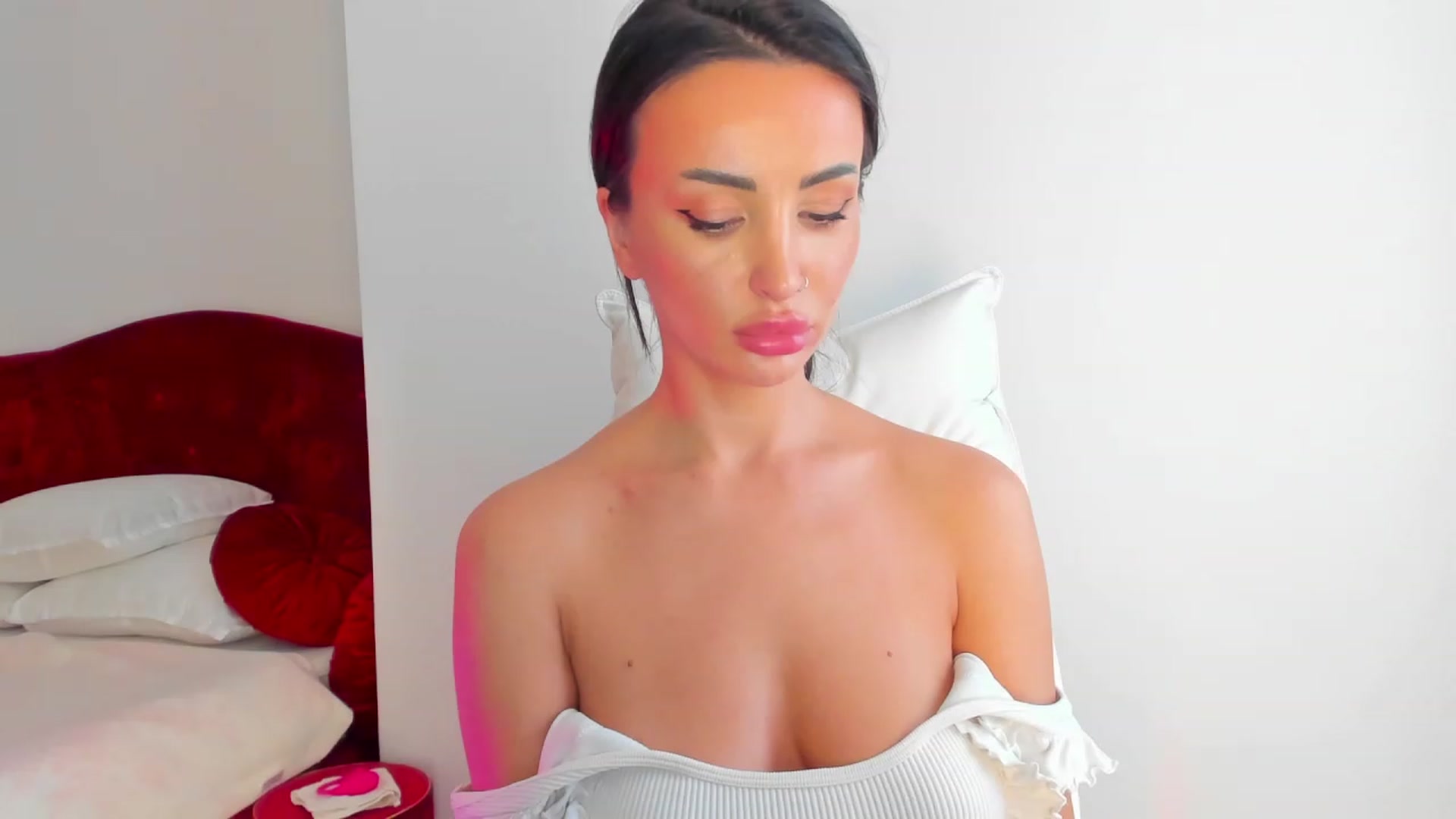 Gallery image thumbnail from AlyssiaKENT1's myfreecams stream on, 03/11/2024, 14:43 image 17 of 20