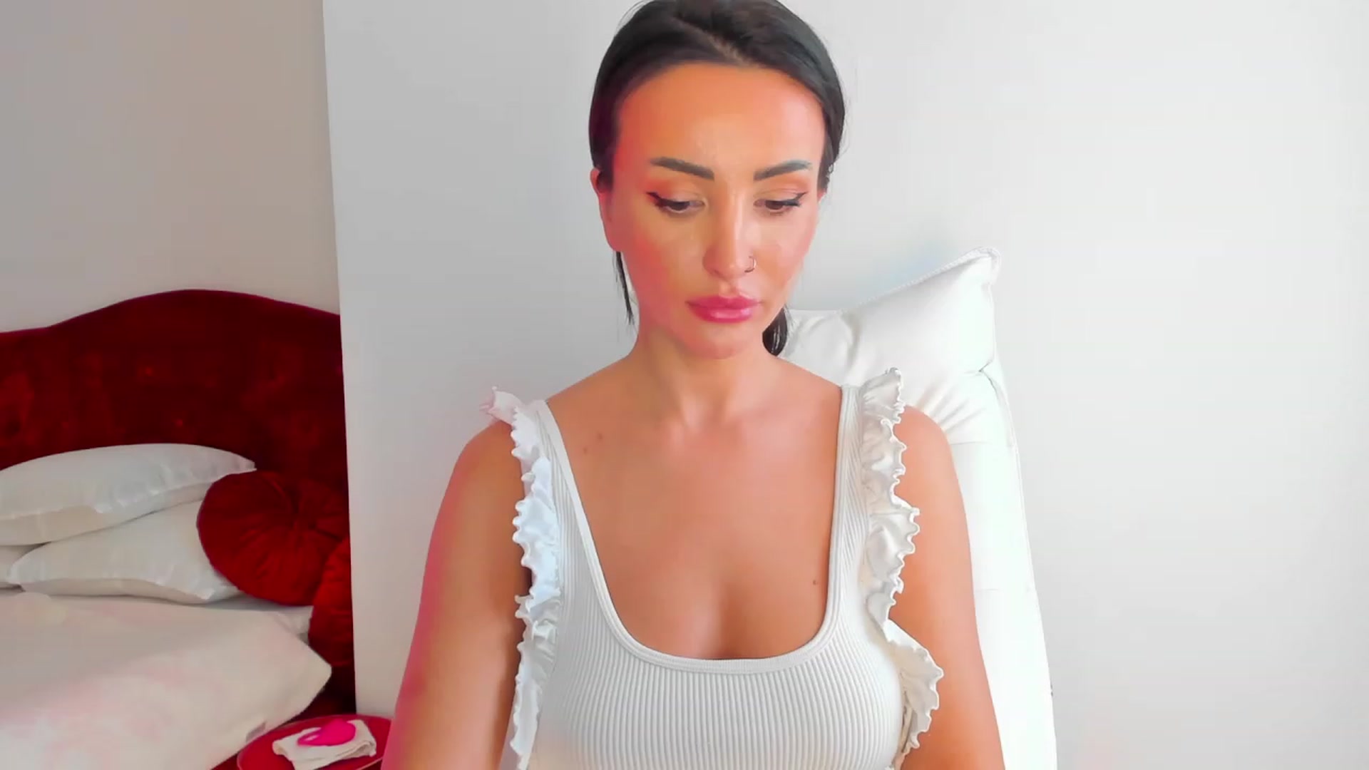Gallery image thumbnail from AlyssiaKENT1's myfreecams stream on, 03/11/2024, 14:43 image 12 of 20
