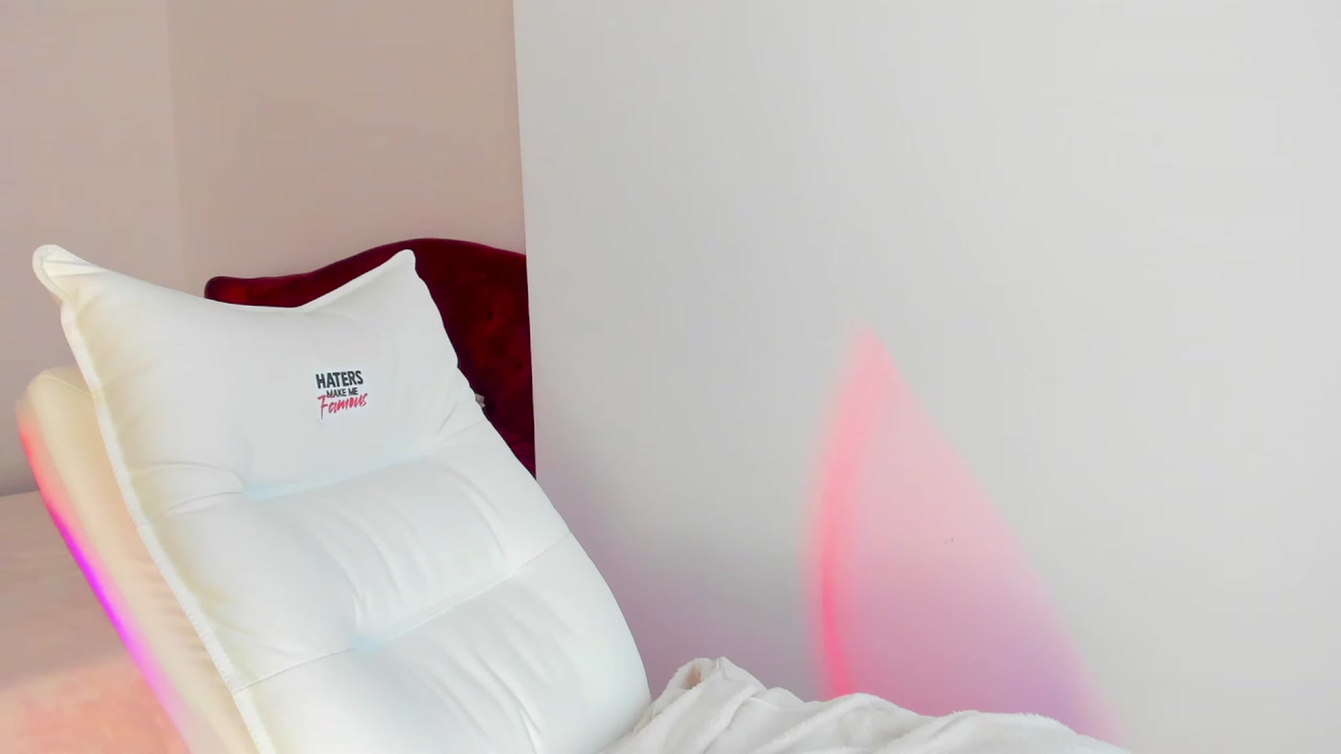 Gallery image thumbnail from AlyssiaKENT1's myfreecams stream on, 03/13/2024, 15:51 image 4 of 20
