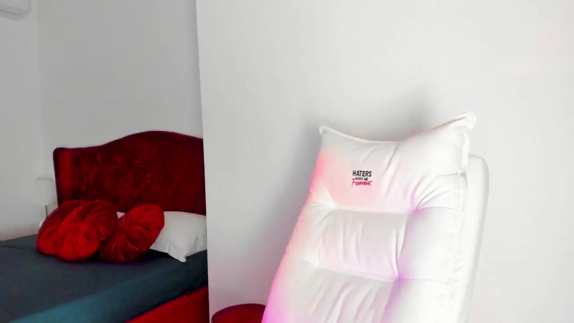 Gallery image thumbnail from AlyssiaKENT1's myfreecams stream on, 03/18/2024, 17:50 image 12 of 20