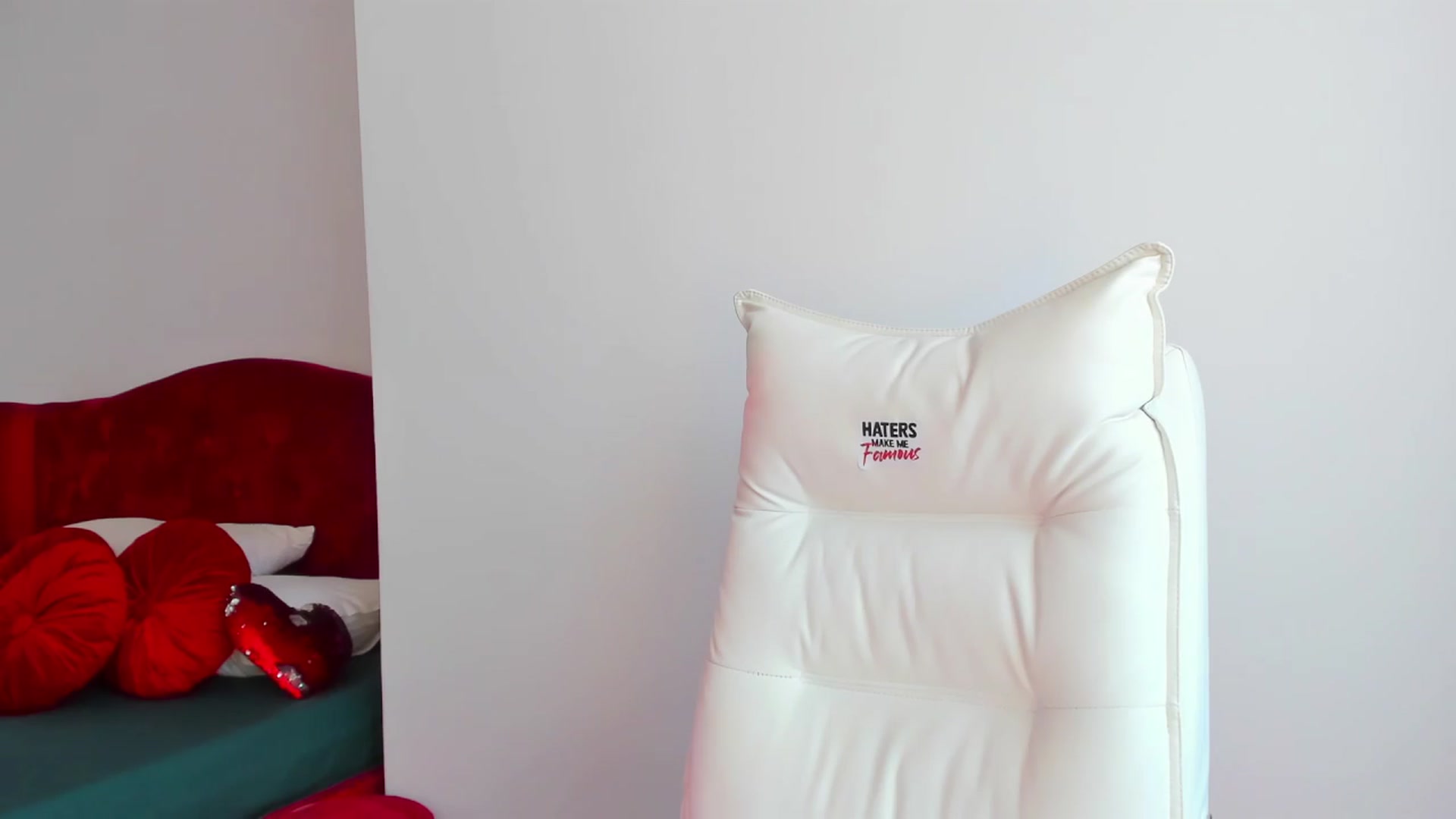 Gallery image thumbnail from AlyssiaKENT1's myfreecams stream on, 03/22/2024, 09:50 image 11 of 20