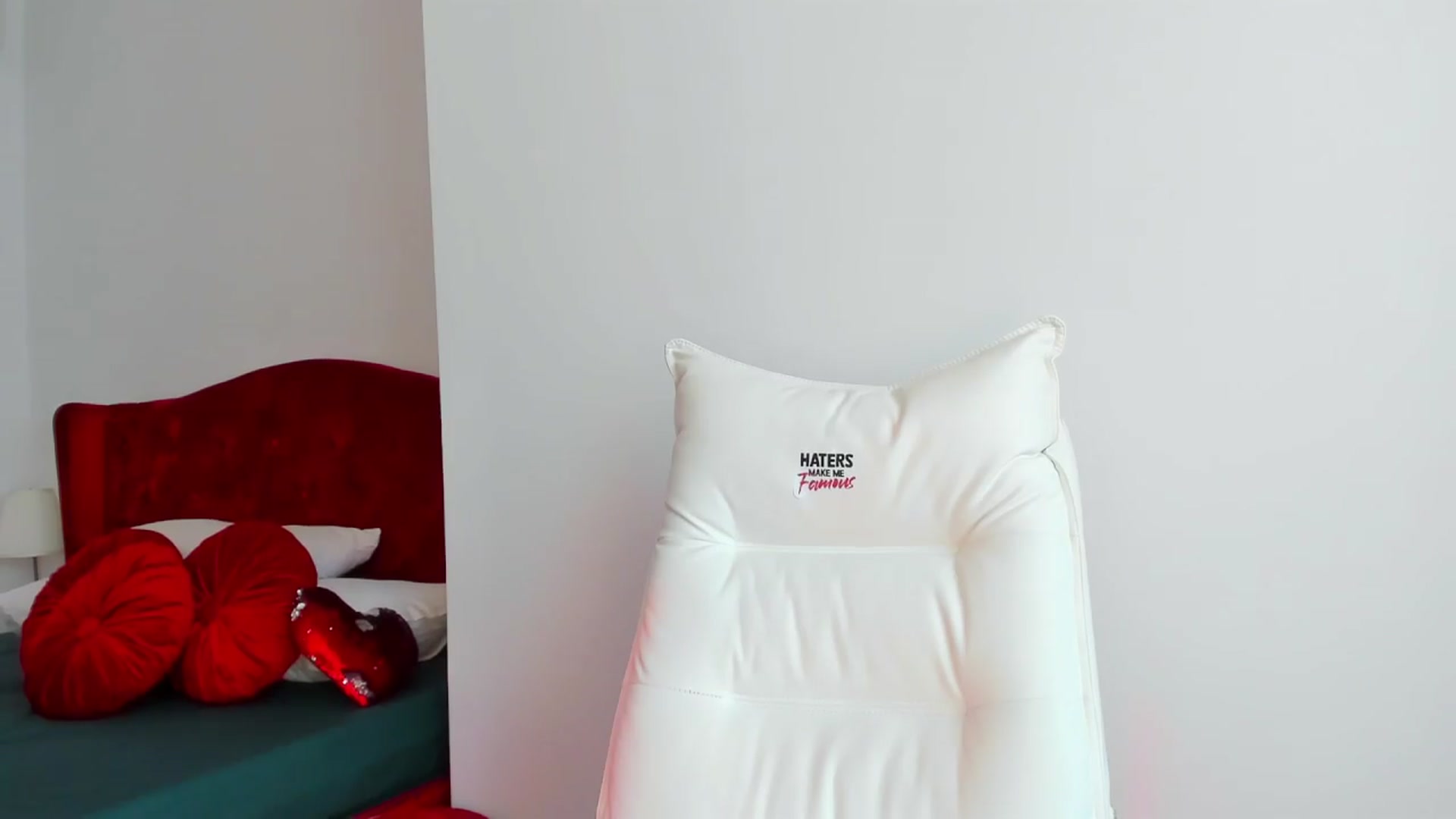 Gallery image thumbnail from AlyssiaKENT1's myfreecams stream on, 03/22/2024, 09:50 image 7 of 20