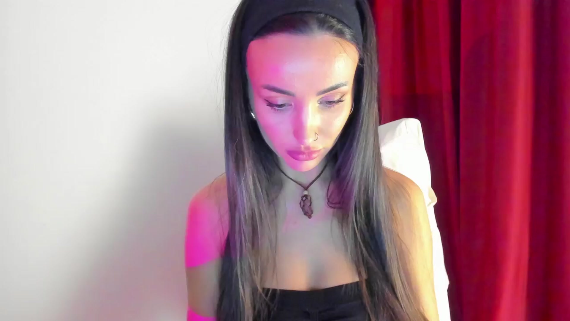 Gallery image thumbnail from AlyssiaKENT1's myfreecams stream on, 03/26/2024, 19:03 image 3 of 20