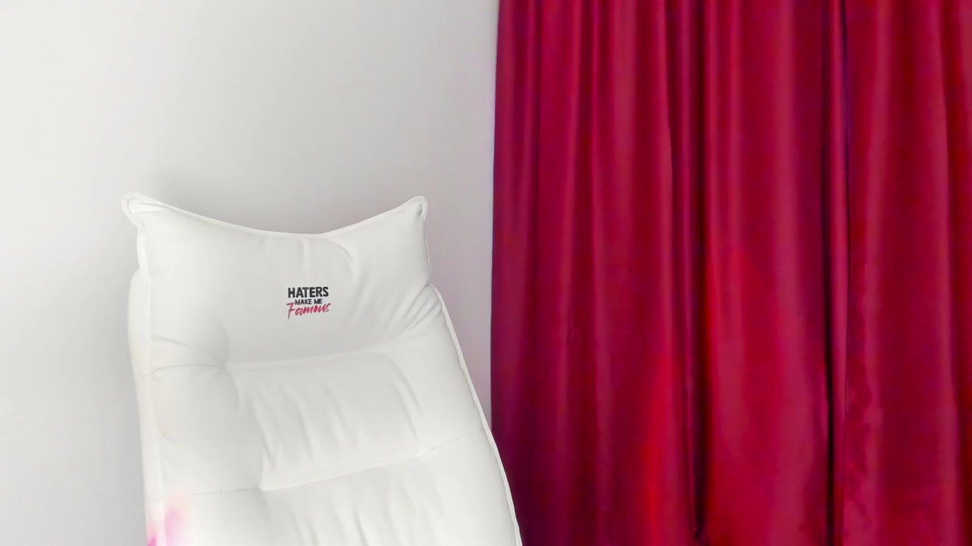 Gallery image thumbnail from AlyssiaKENT1's myfreecams stream on, 04/03/2024, 09:25 image 16 of 20