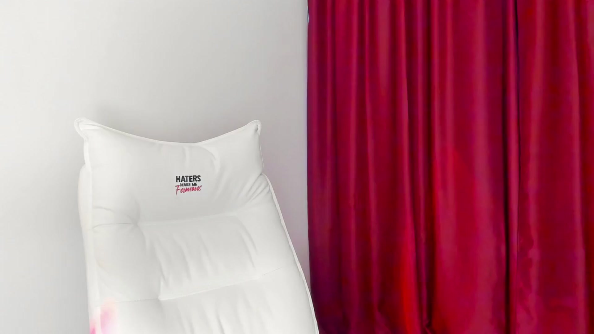 Gallery image thumbnail from AlyssiaKENT1's myfreecams stream on, 04/03/2024, 09:25 image 15 of 20
