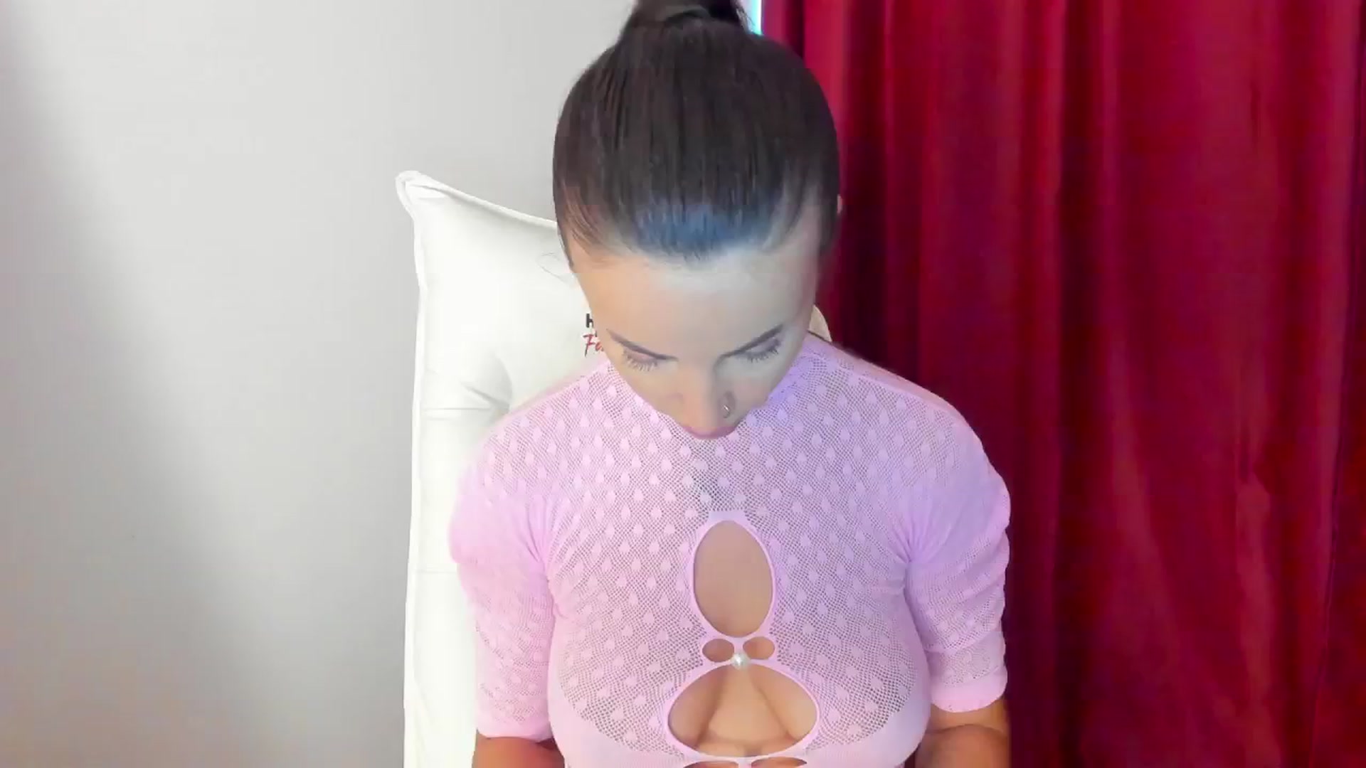 Gallery image thumbnail from AlyssiaKENT1's myfreecams stream on, 04/19/2024, 17:22 image 3 of 20