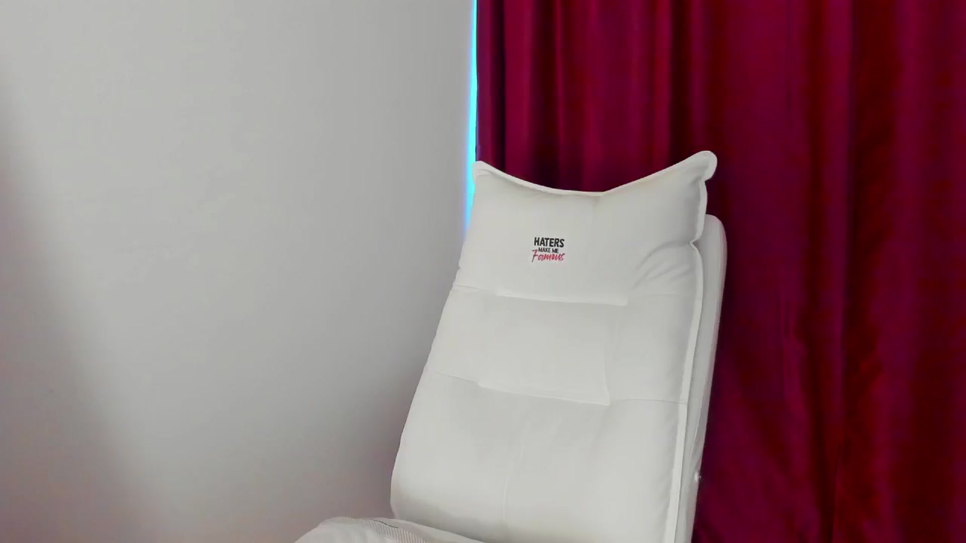 Gallery image thumbnail from AlyssiaKENT1's myfreecams stream on, 04/19/2024, 17:22 image 8 of 20