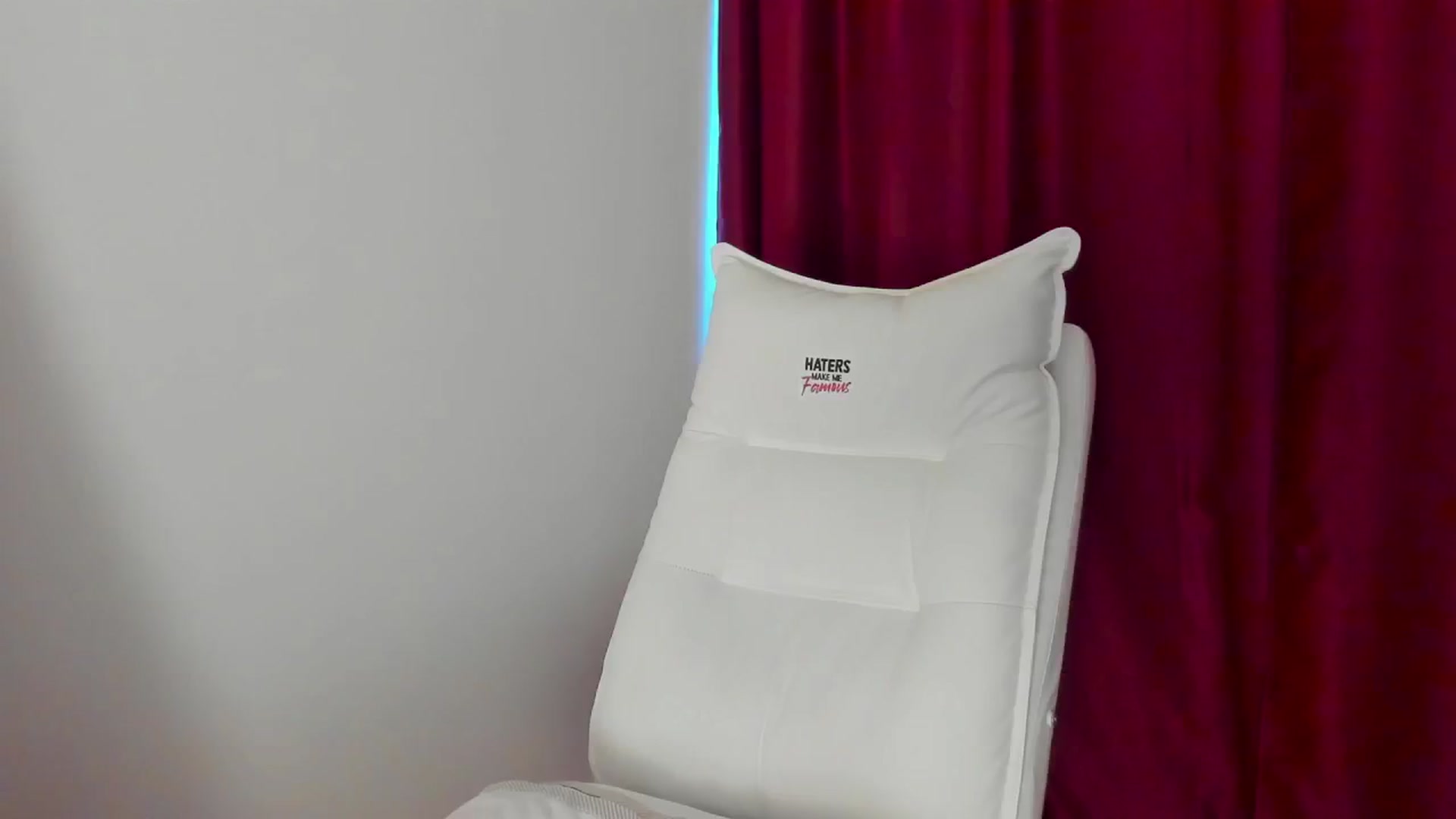 Gallery image thumbnail from AlyssiaKENT1's myfreecams stream on, 04/19/2024, 17:22 image 6 of 20