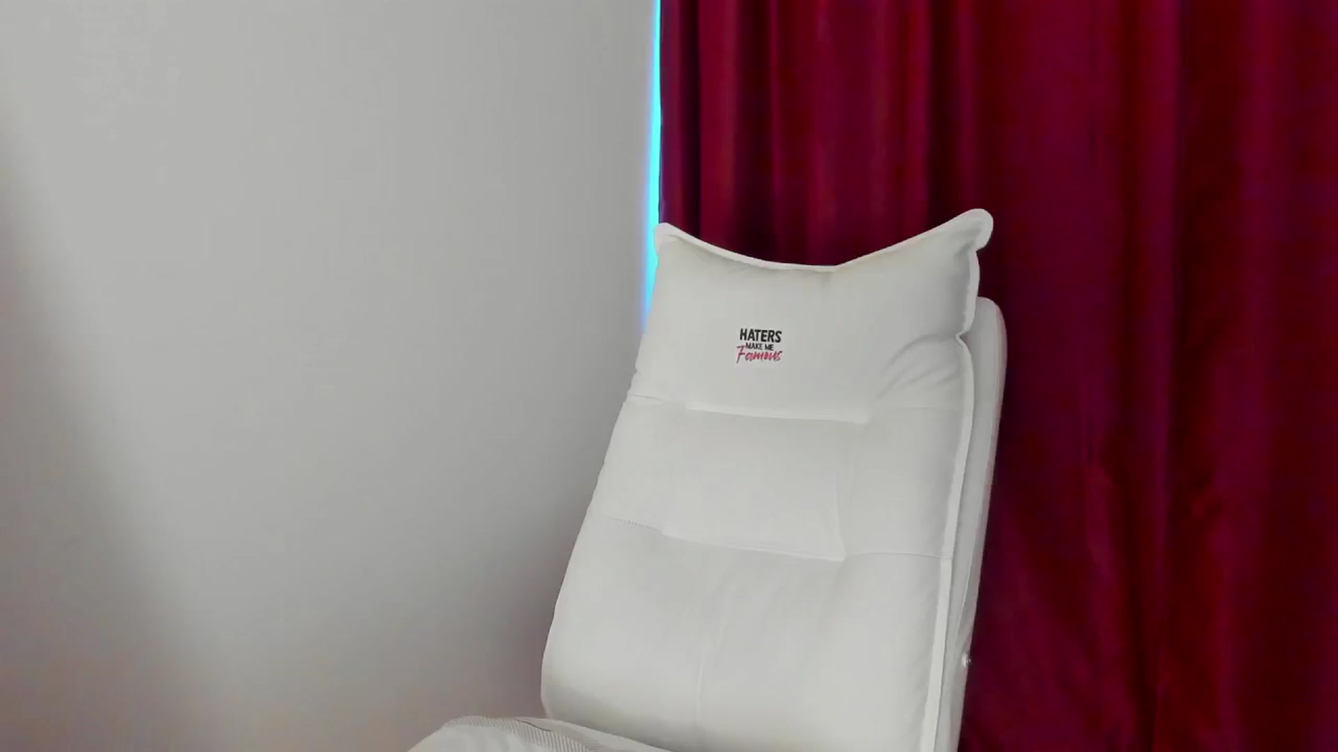 Gallery image thumbnail from AlyssiaKENT1's myfreecams stream on, 04/19/2024, 17:22 image 7 of 20