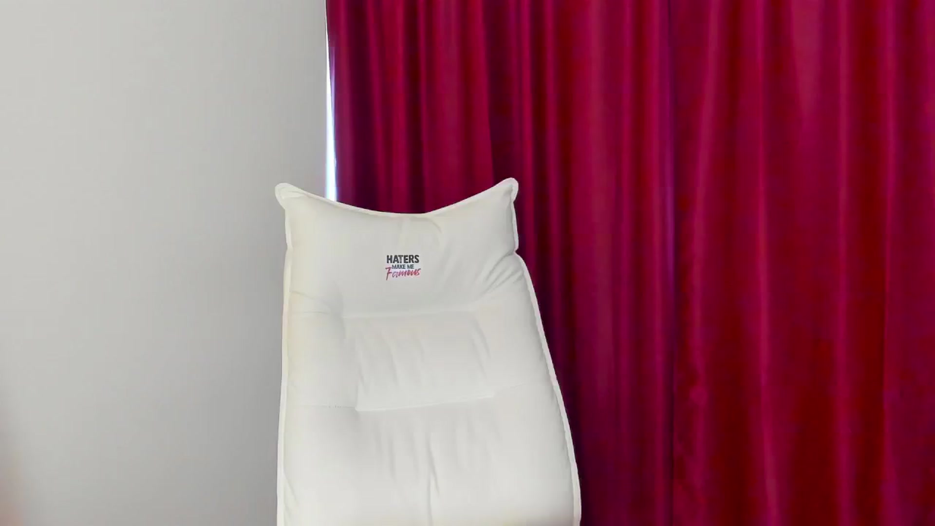 Gallery image thumbnail from AlyssiaKENT1's myfreecams stream on, 04/24/2024, 15:00 image 8 of 20