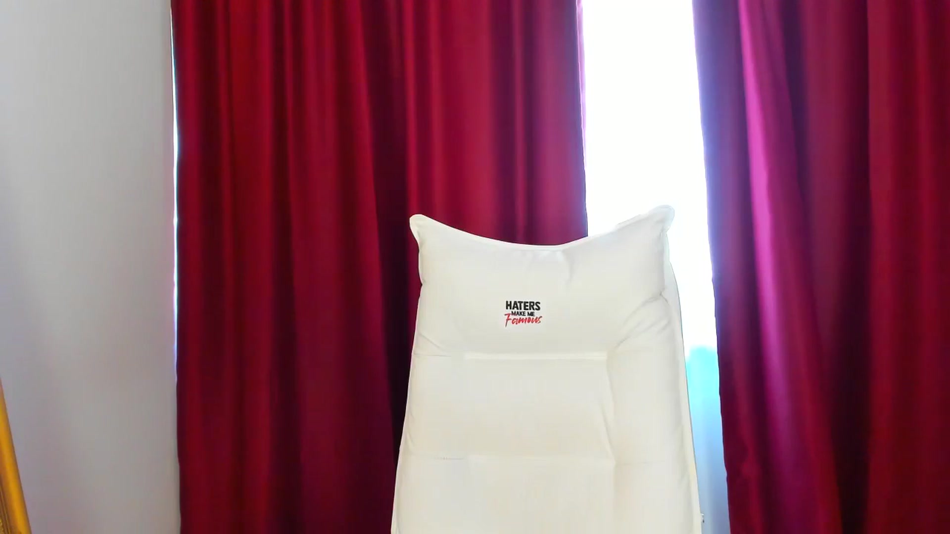 Gallery image thumbnail from AlyssiaKENT1's myfreecams stream on, 05/22/2024, 14:11 image 6 of 20