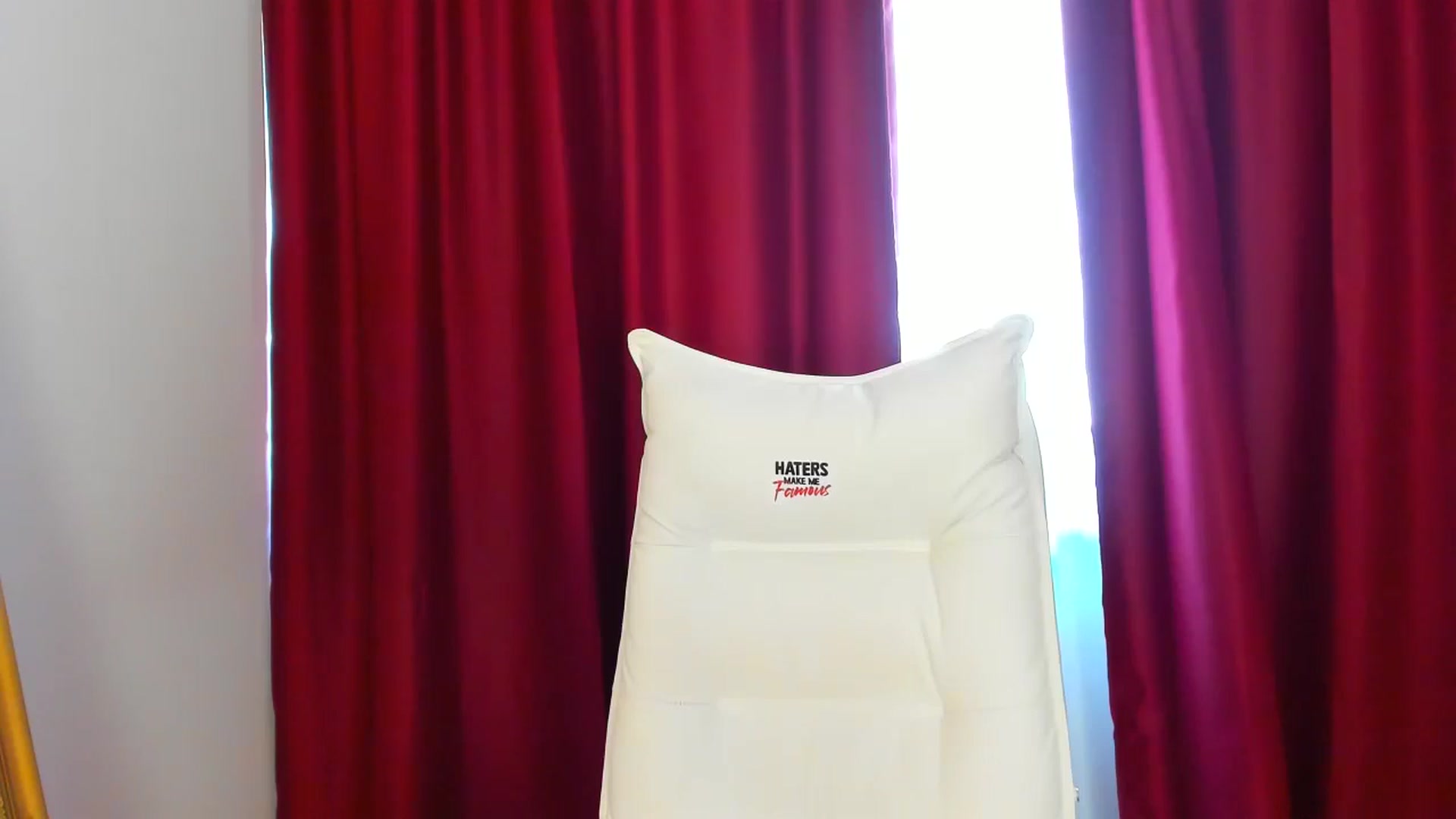 Gallery image thumbnail from AlyssiaKENT1's myfreecams stream on, 05/22/2024, 14:11 image 5 of 20