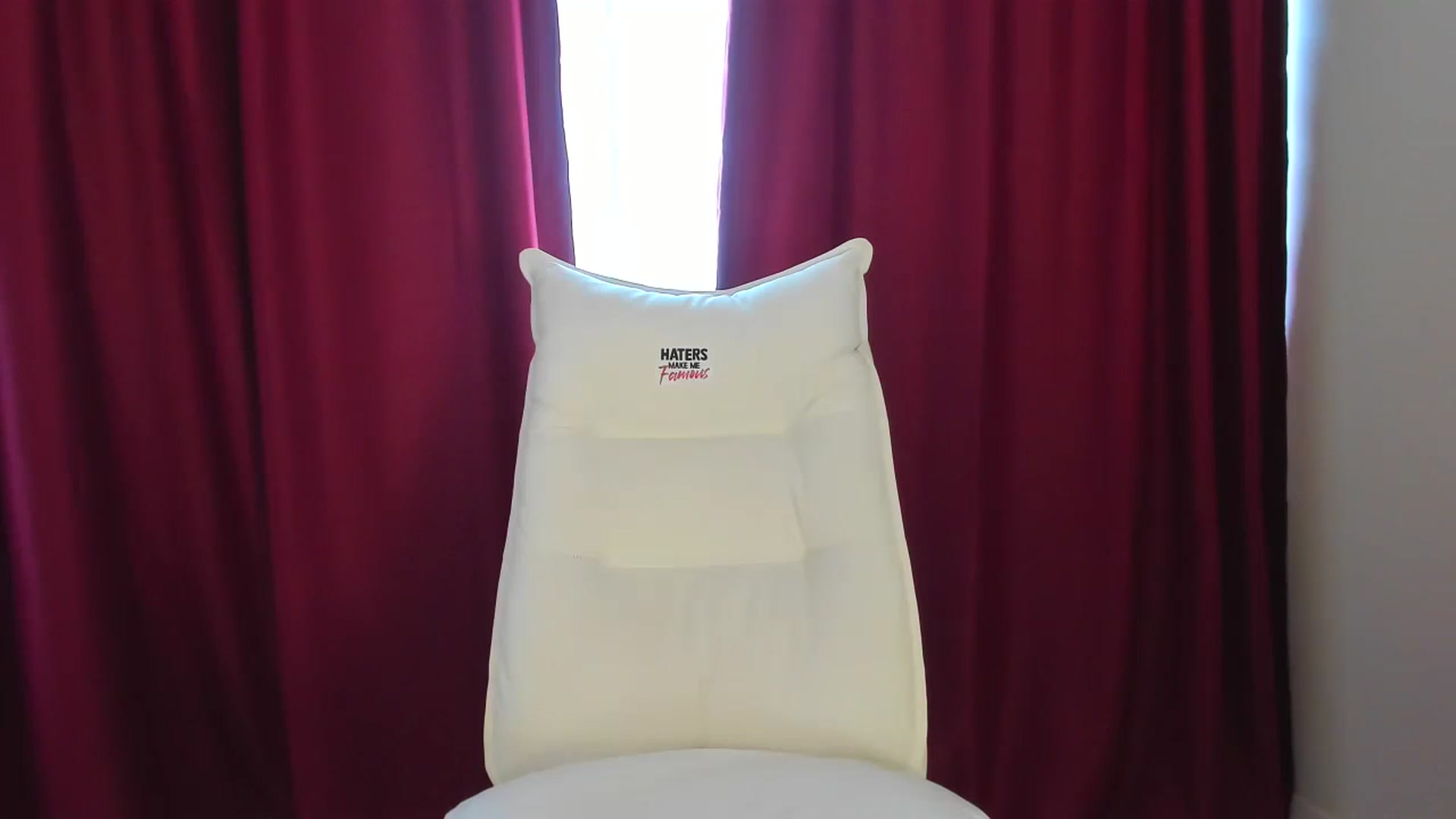 Gallery image thumbnail from AlyssiaKENT1's myfreecams stream on, 05/28/2024, 09:47 image 4 of 20