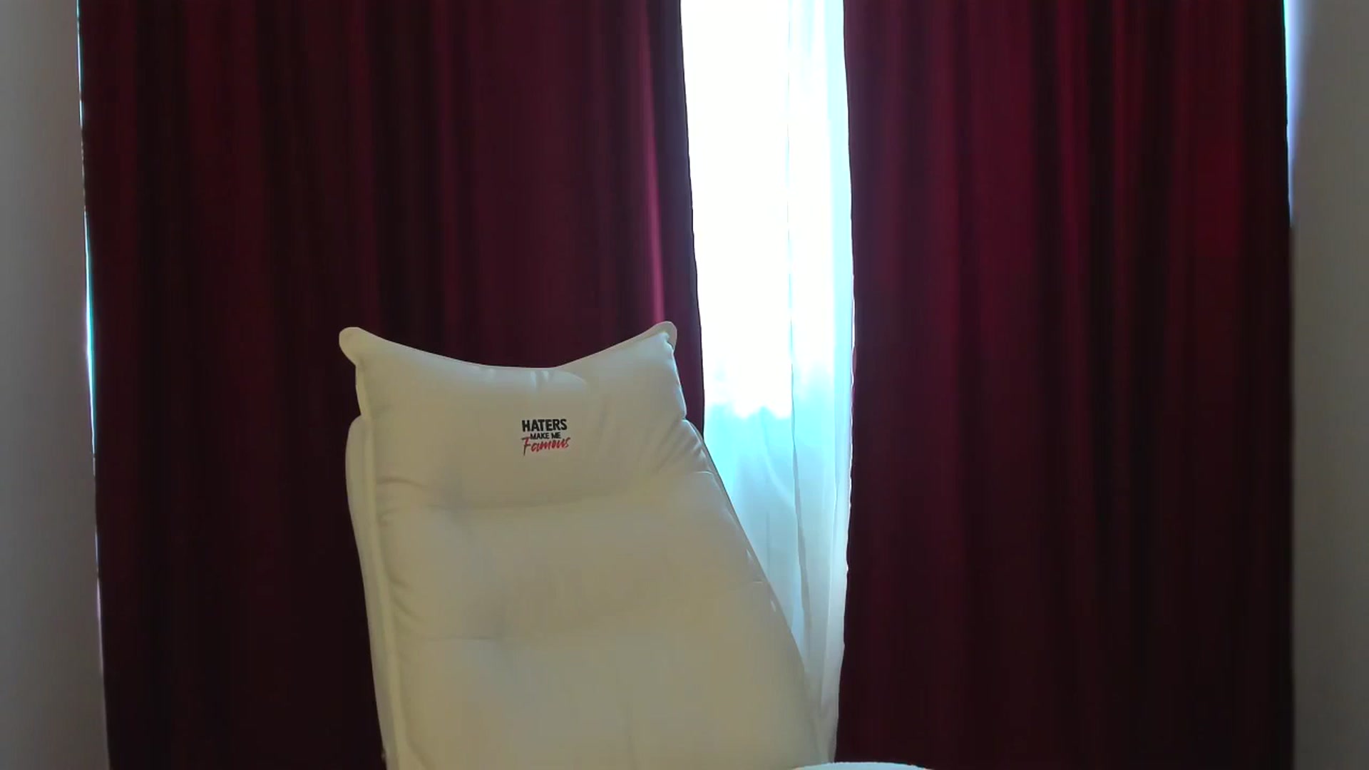 Gallery image thumbnail from AlyssiaKENT1's myfreecams stream on, 06/06/2024, 08:31 image 2 of 20