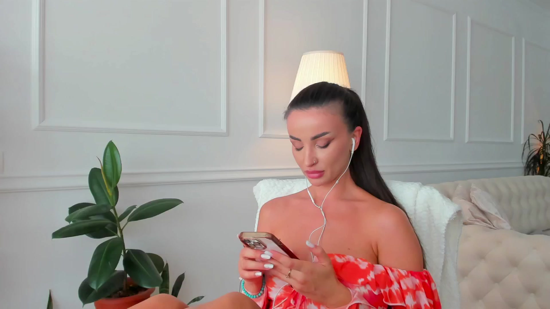 Gallery image thumbnail from AlyssiaKENT1's myfreecams stream on, 07/17/2024, 14:53 image 19 of 20