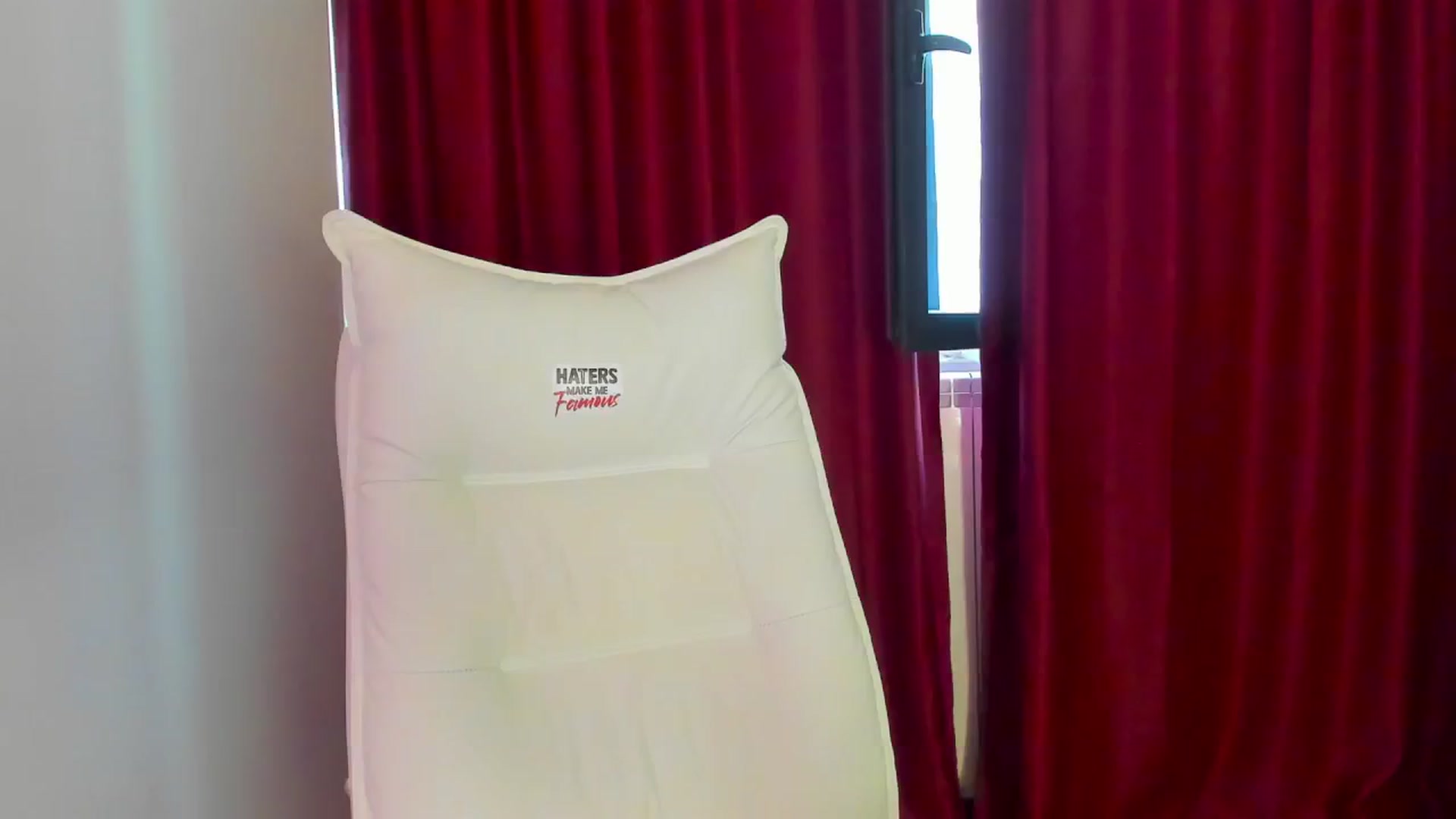 Gallery image thumbnail from AlyssiaKENT1's myfreecams stream on, 08/01/2024, 15:19 image 10 of 20