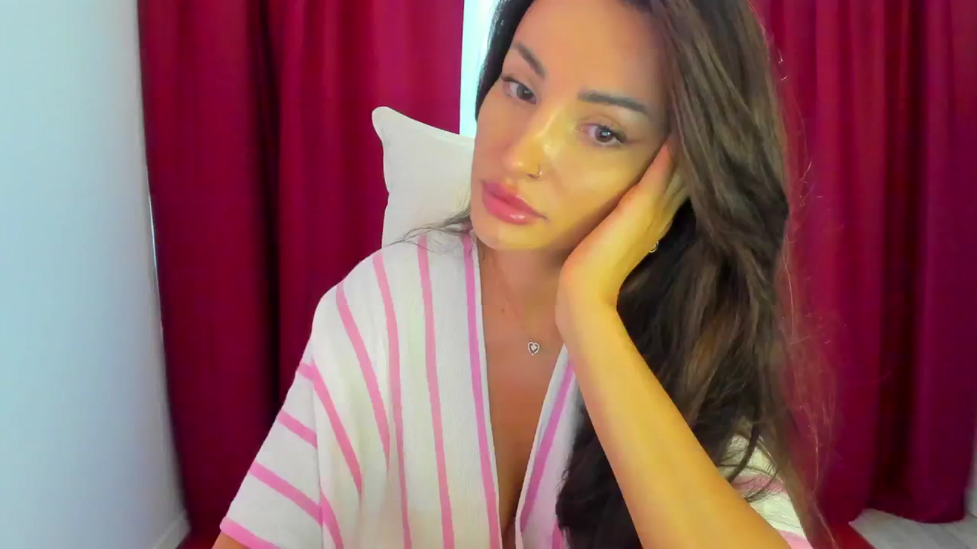 Gallery image thumbnail from AlyssiaKENT1's myfreecams stream on, 08/06/2024, 13:46 image 17 of 20