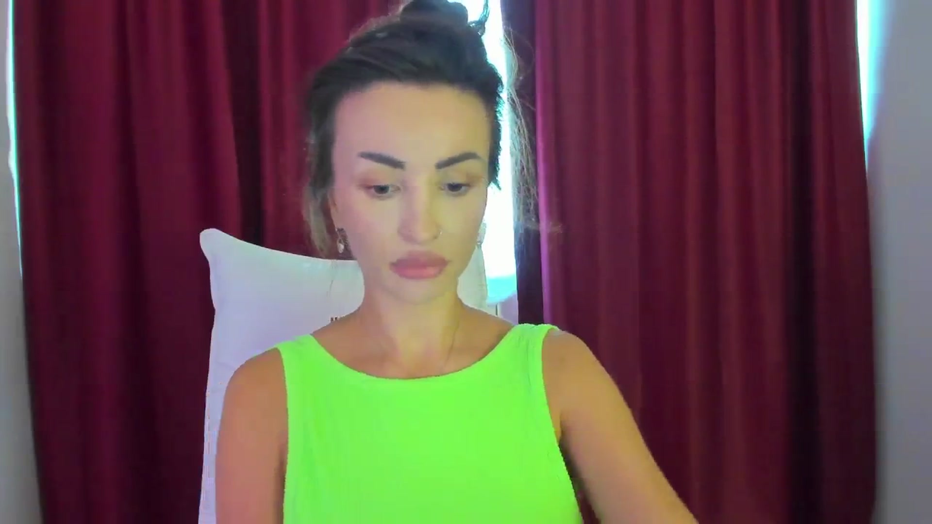 Gallery image thumbnail from AlyssiaKENT1's myfreecams stream on, 08/14/2024, 13:03 image 4 of 20