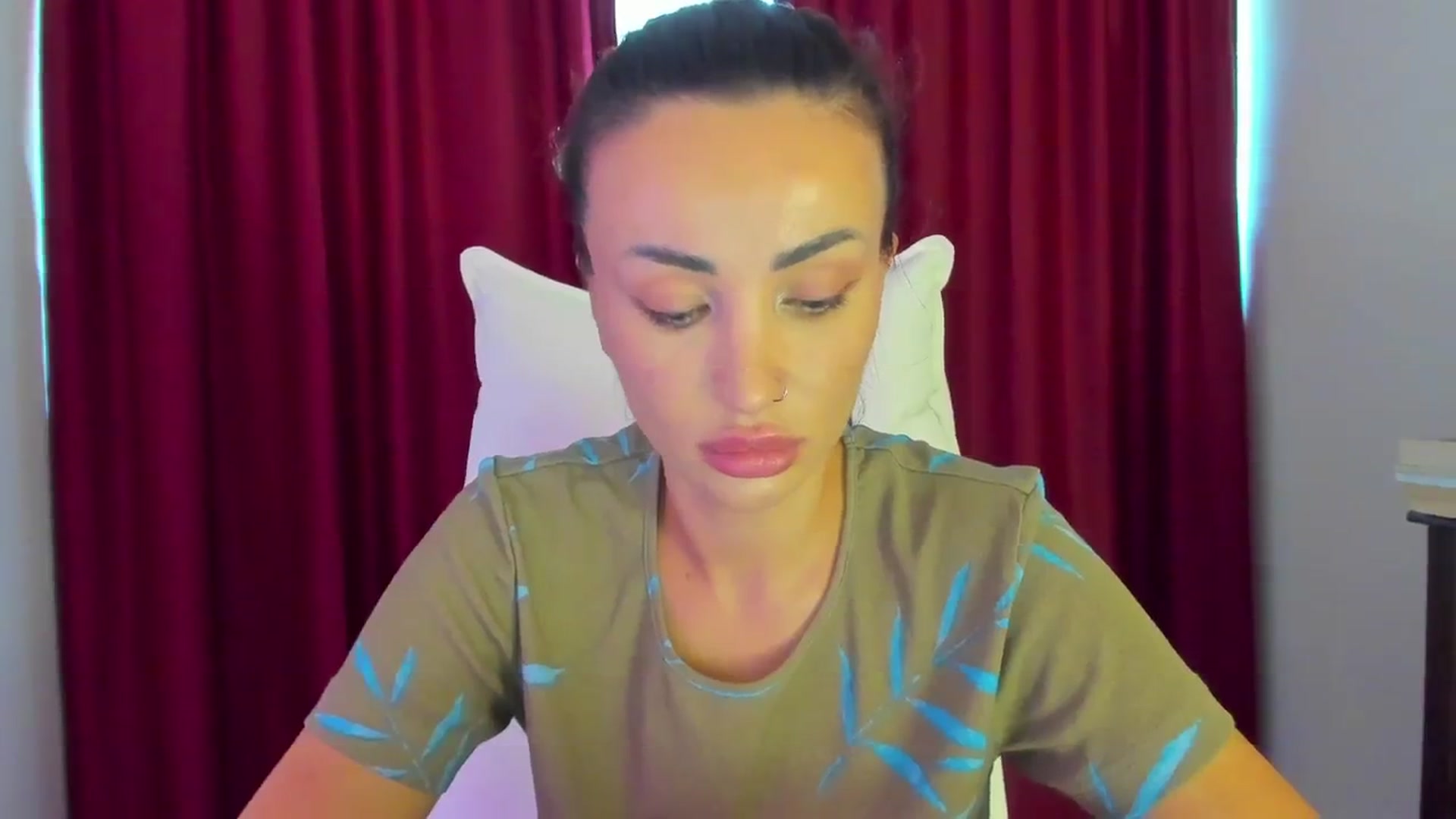 Gallery image thumbnail from AlyssiaKENT1's myfreecams stream on, 08/20/2024, 10:20 image 17 of 20