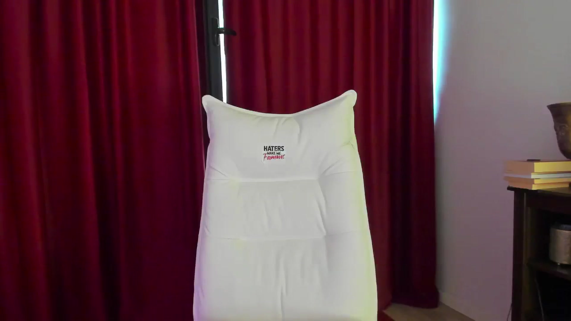 Gallery image thumbnail from AlyssiaKENT1's myfreecams stream on, 08/20/2024, 14:30 image 17 of 20