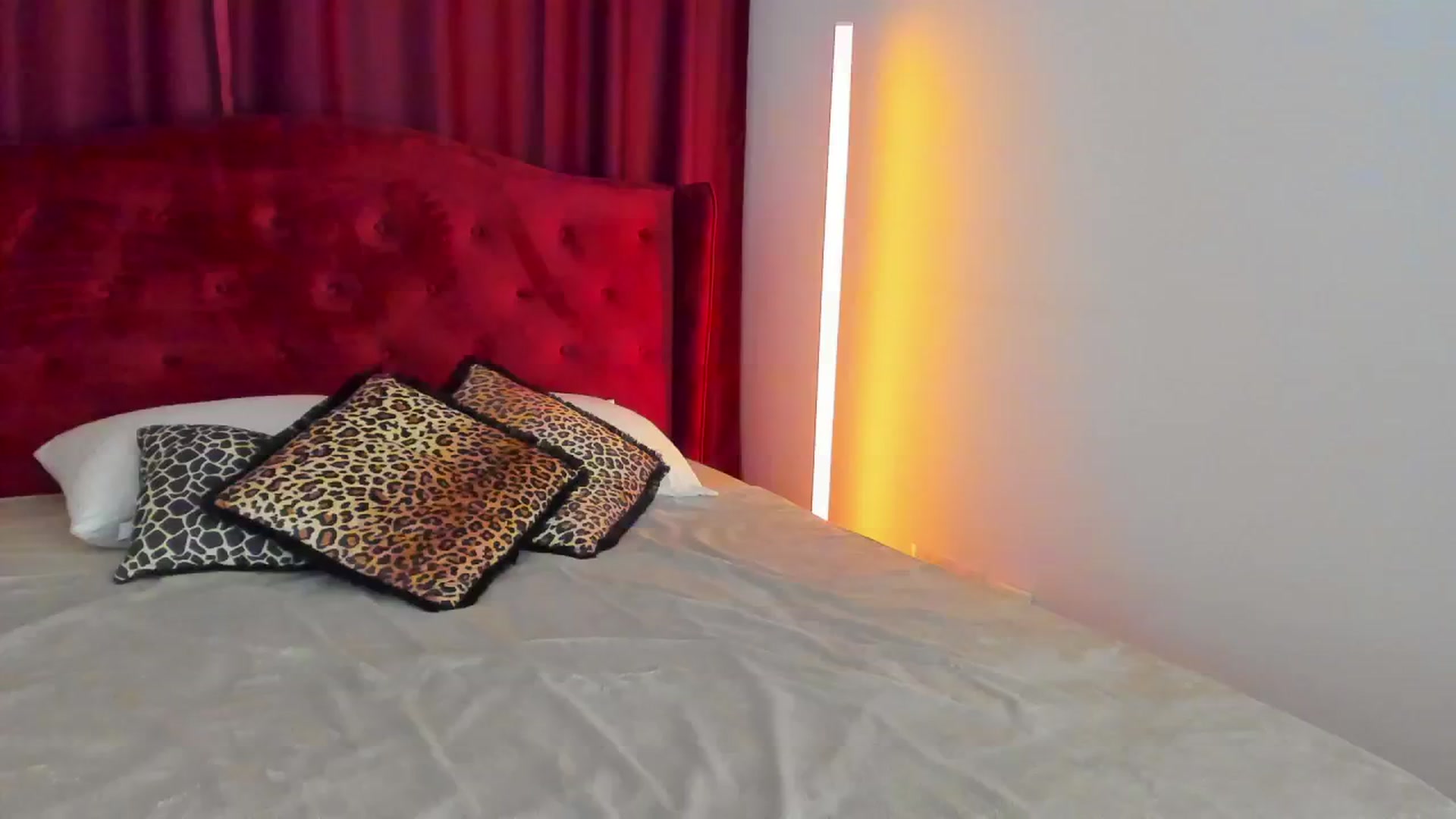 Gallery image thumbnail from AlyssiaKENT1's myfreecams stream on, 10/04/2024, 16:45 image 18 of 20