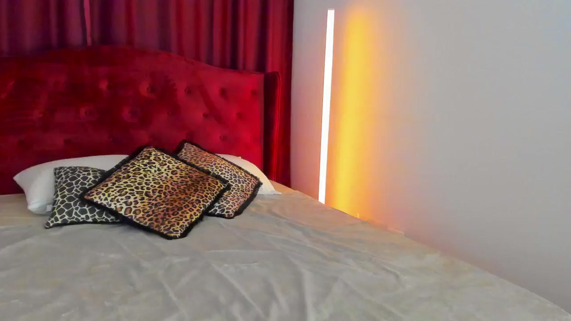 Gallery image thumbnail from AlyssiaKENT1's myfreecams stream on, 10/04/2024, 16:45 image 17 of 20