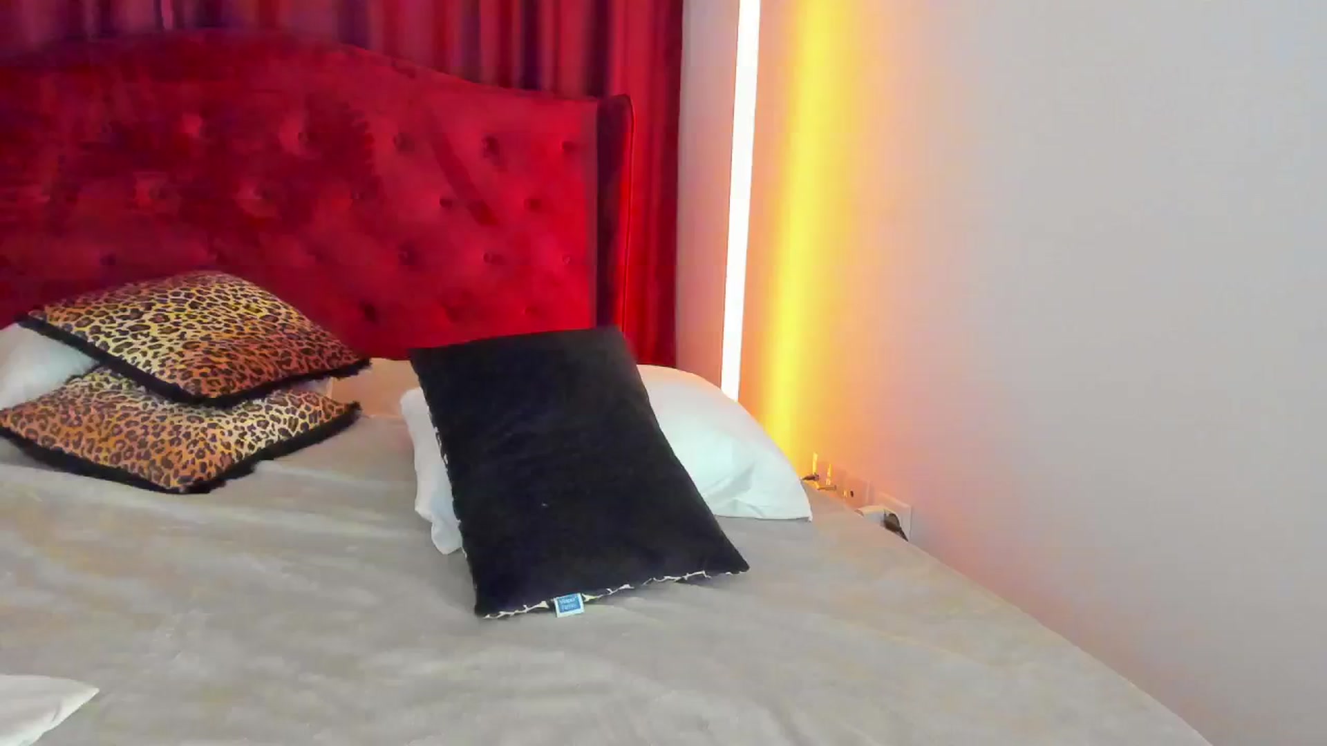 Gallery image thumbnail from AlyssiaKENT1's myfreecams stream on, 10/05/2024, 16:42 image 12 of 20