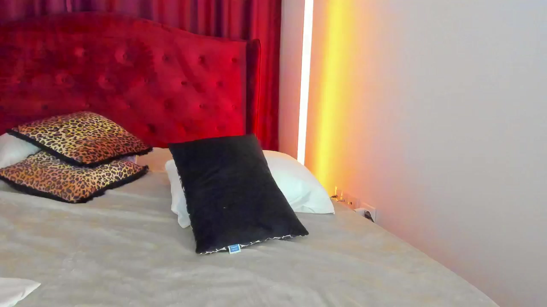 Gallery image thumbnail from AlyssiaKENT1's myfreecams stream on, 10/05/2024, 16:42 image 13 of 20