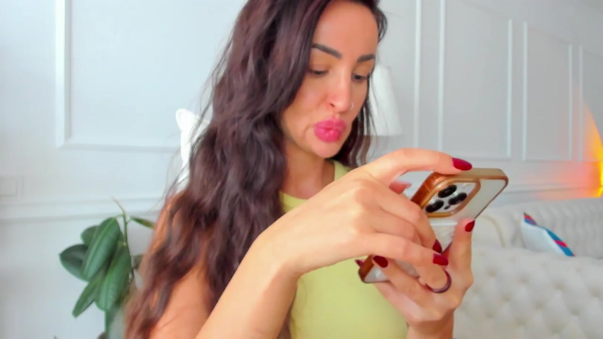Gallery image thumbnail from AlyssiaKENT1's myfreecams stream on, 10/16/2024, 07:29 image 19 of 20