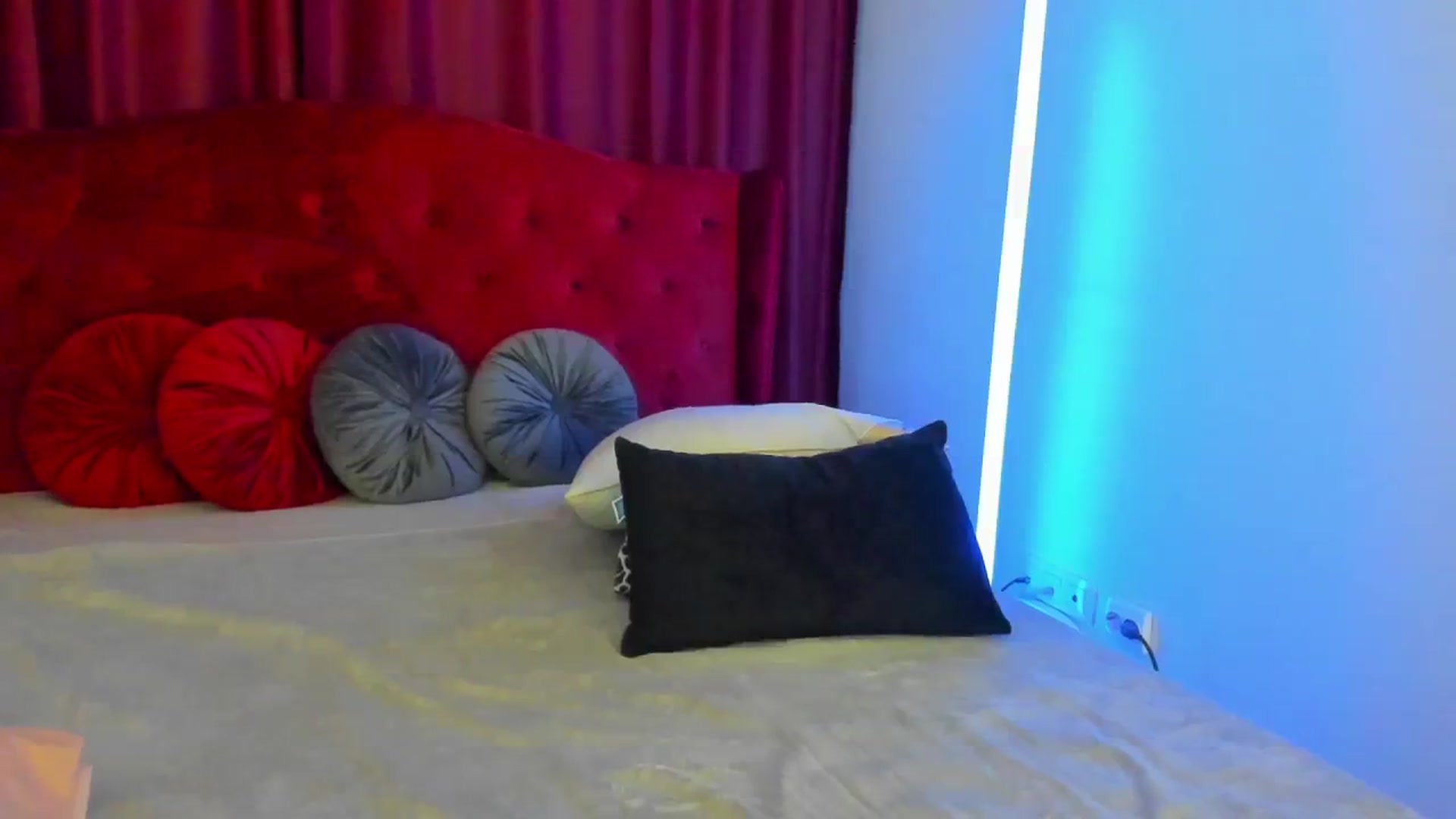 Gallery image thumbnail from AlyssiaKENT1's myfreecams stream on, 10/21/2024, 16:44 image 3 of 20
