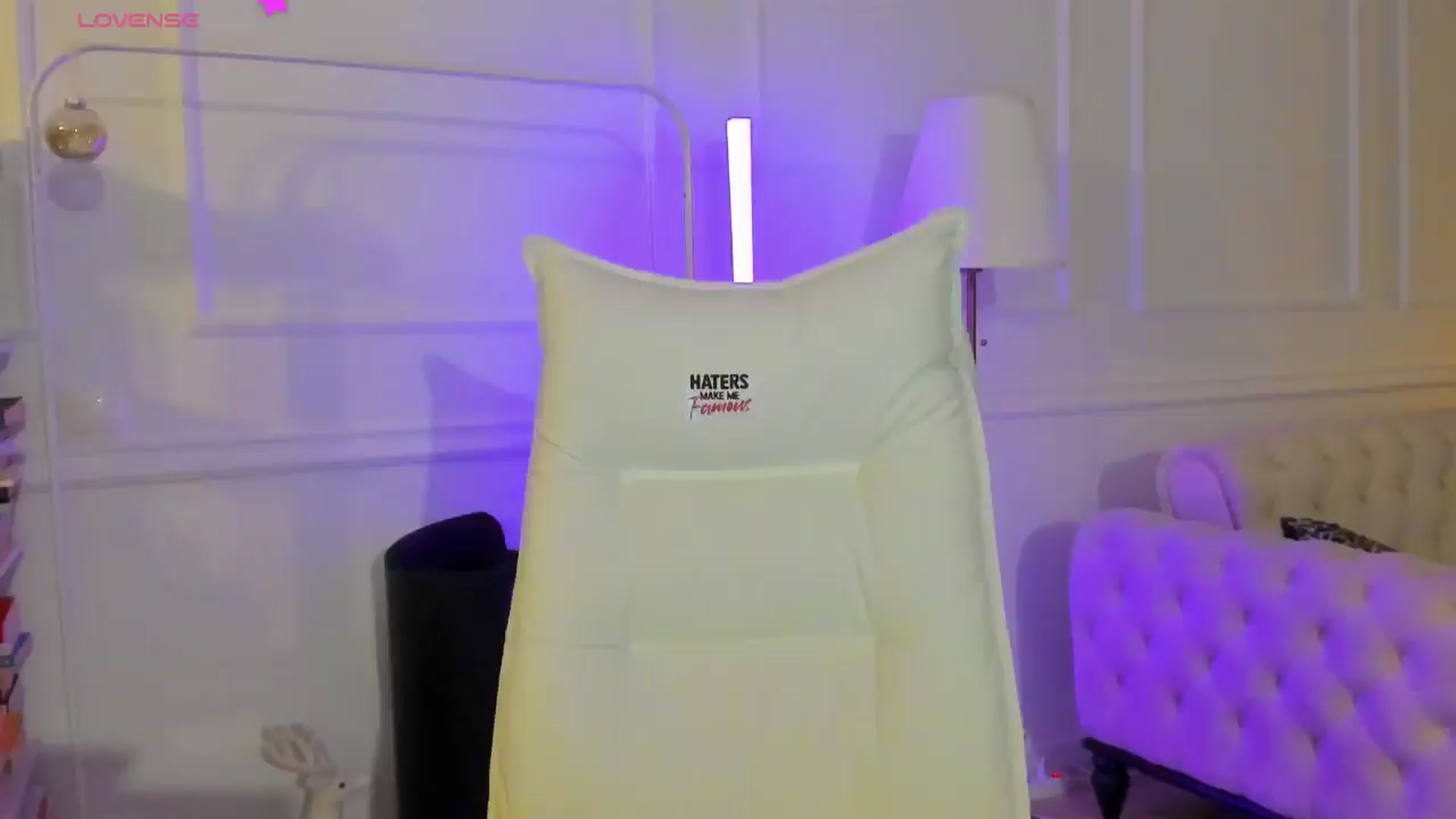 Gallery image thumbnail from AlyssiaKENT1's myfreecams stream on, 12/29/2024, 17:11 image 6 of 20
