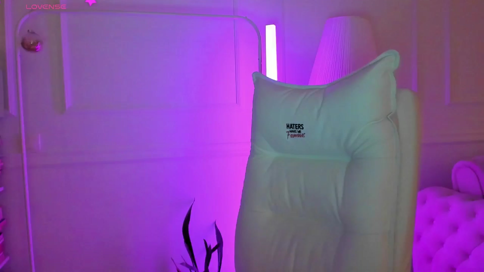 Gallery image thumbnail from AlyssiaKENT1's myfreecams stream on, 01/01/2025, 16:35 image 13 of 20