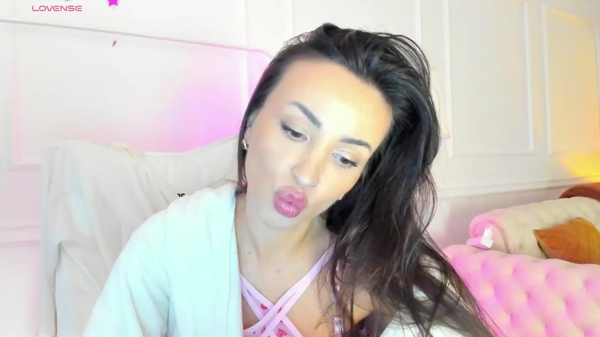 Gallery image thumbnail from AlyssiaKENT1's myfreecams stream on, 01/14/2025, 15:22 image 10 of 20