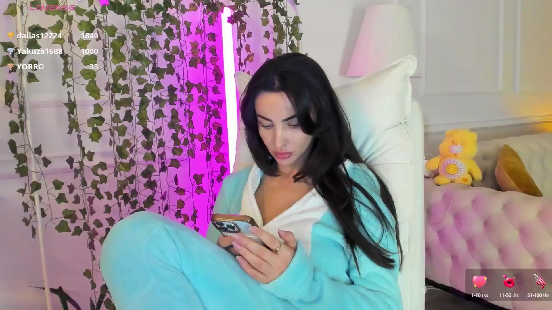Gallery image thumbnail from AlyssiaKENT1's myfreecams stream on, 01/17/2025, 18:21 image 19 of 20