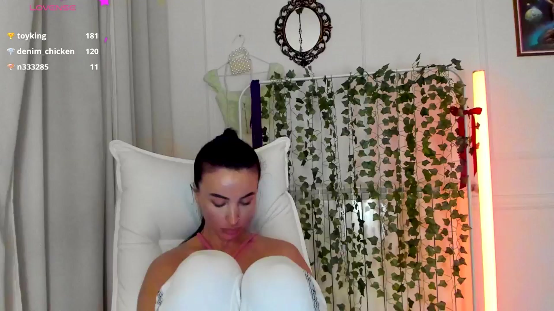 Gallery image thumbnail from AlyssiaKENT1's myfreecams stream on, 03/31/2025, 19:50 image 3 of 20