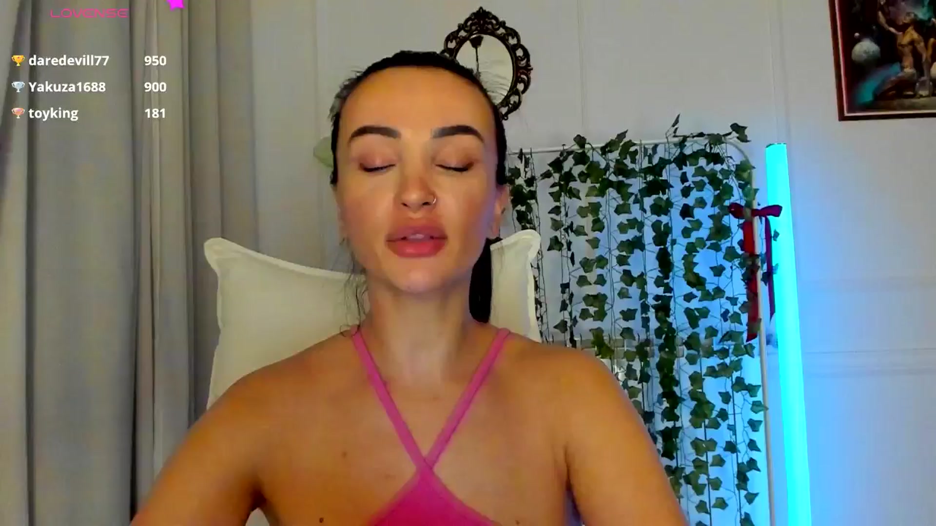 Gallery image thumbnail from AlyssiaKENT1's myfreecams stream on, 03/31/2025, 19:50 image 17 of 20