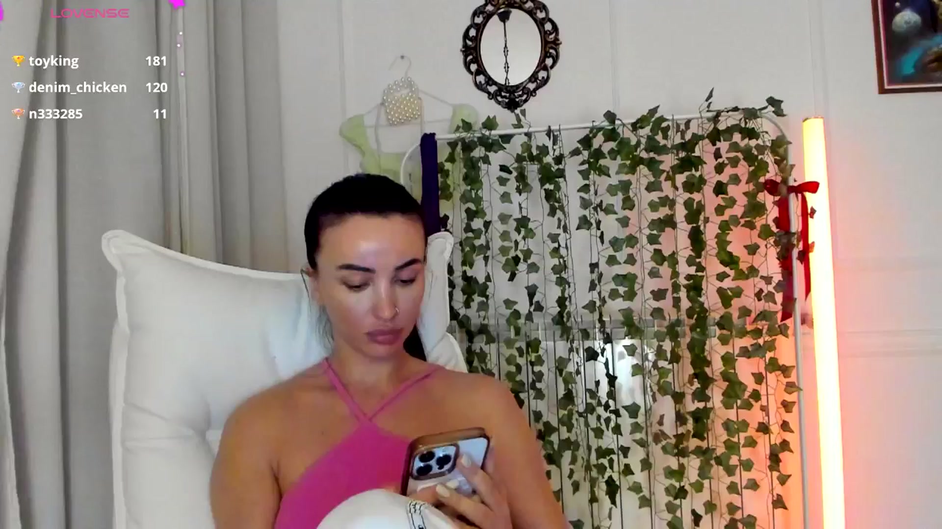 Gallery image thumbnail from AlyssiaKENT1's myfreecams stream on, 03/31/2025, 19:50 image 6 of 20