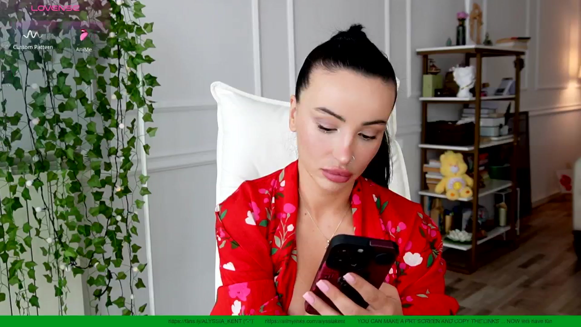 Gallery image thumbnail from AlyssiaKENT1's myfreecams stream on, 05/28/2025, 13:16 image 2 of 20