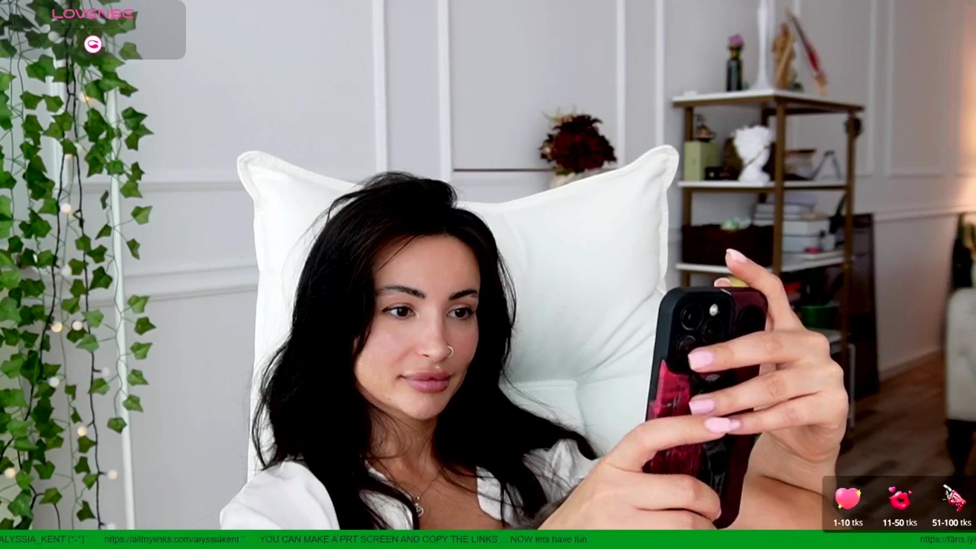 Gallery image thumbnail from AlyssiaKENT1's myfreecams stream on, 06/01/2025, 09:53 image 15 of 20