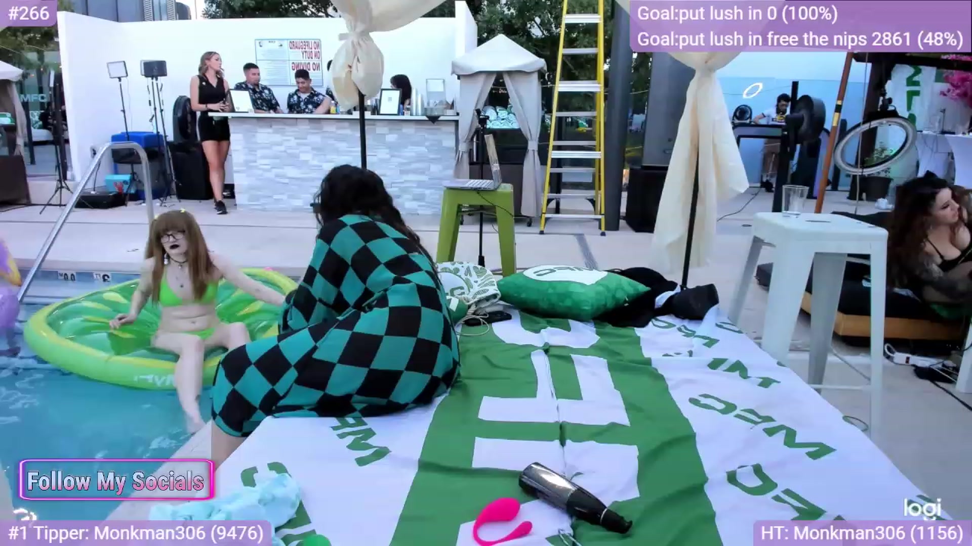 Gallery image thumbnail from Alyx_Singer's myfreecams stream on, 10/11/2023, 01:18 image 13 of 20