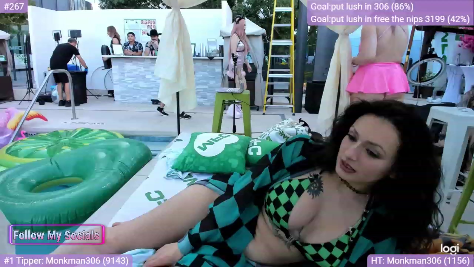 Gallery image thumbnail from Alyx_Singer's myfreecams stream on, 10/11/2023, 01:18 image 7 of 20